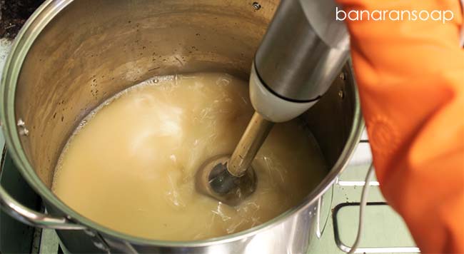 blender campuran minyak dan alkali