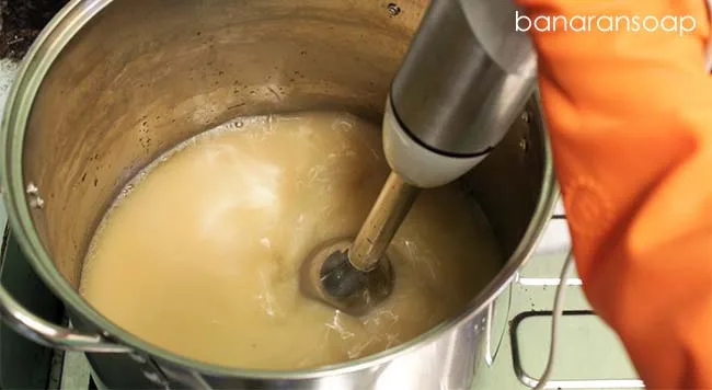 blender campuran minyak dan alkali