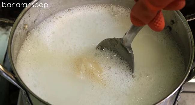 larutkan soap base ke dalam air