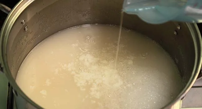 masukkan larutan asam sitrat ke dalam sabun cair