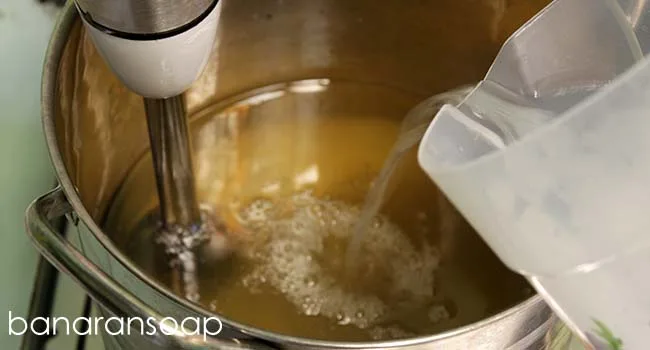campur larutan alkali dan minyak